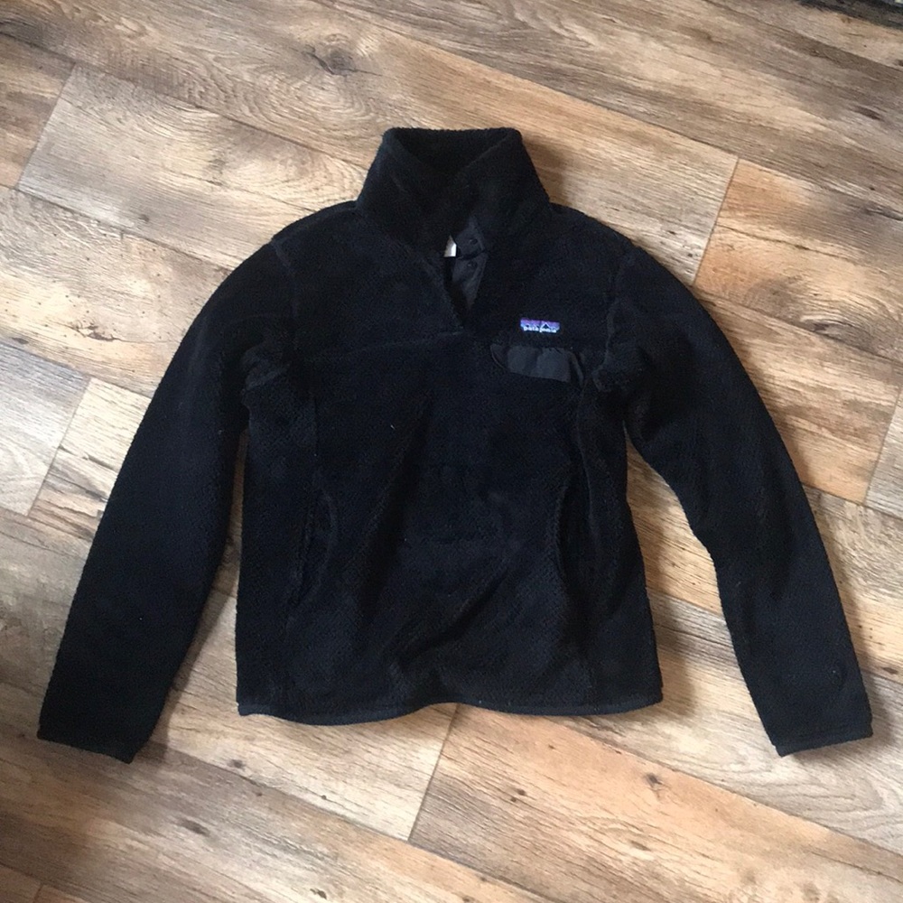 Small black Patagonia pullover